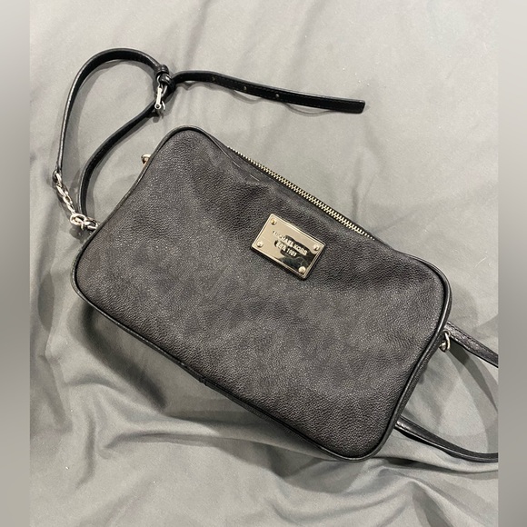 Michael Kors Handbags - Michael Kors black crossbody